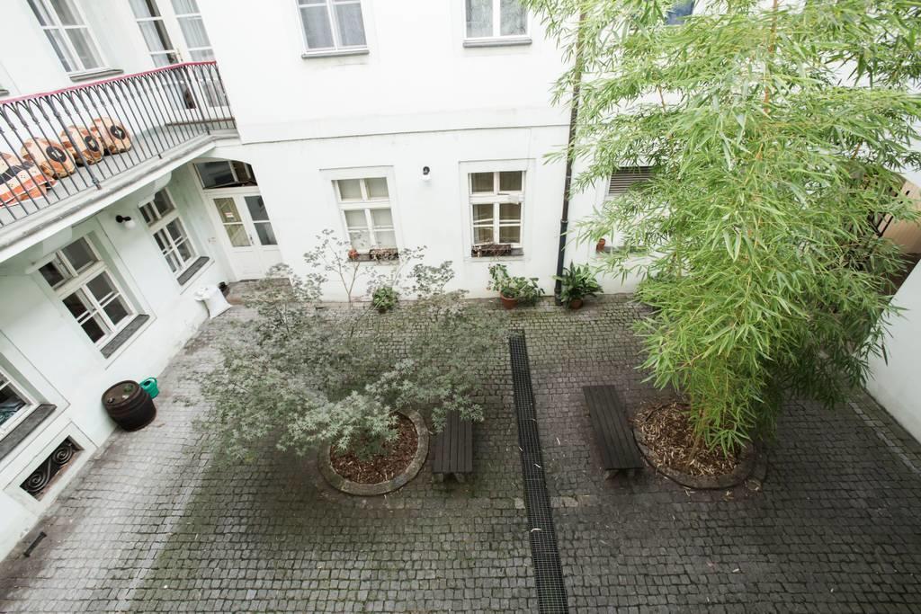 Quiet Apartment With Balcony Charles Bridge Prague Luaran gambar