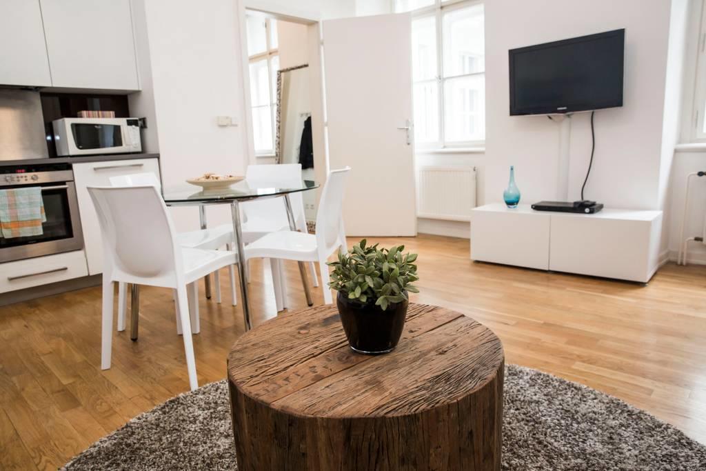 Quiet Apartment With Balcony Charles Bridge Prague Luaran gambar