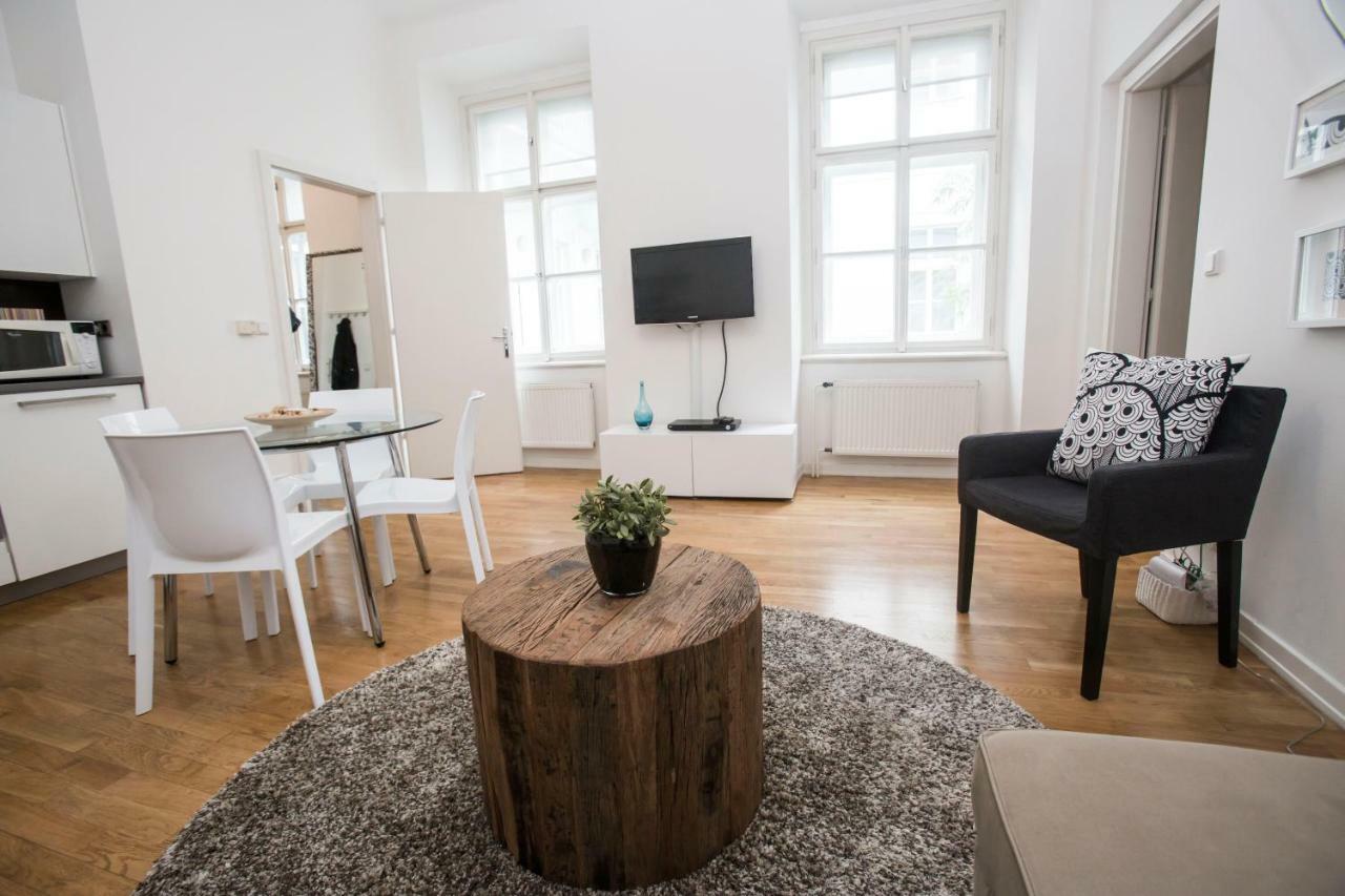 Quiet Apartment With Balcony Charles Bridge Prague Luaran gambar