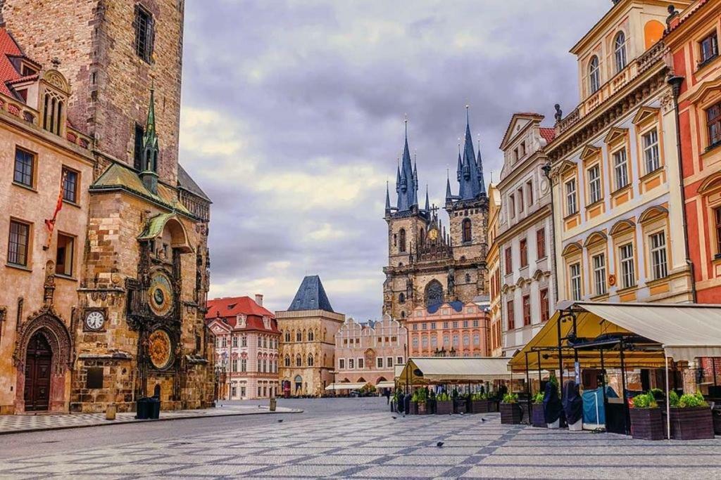 Quiet Apartment With Balcony Charles Bridge Prague Luaran gambar